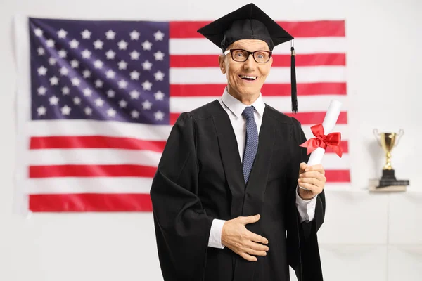 Ein Älterer Mann Doktorkittel Mit Universitätsabschluss Vor Einer Flagge — Stockfoto
