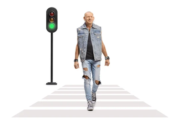 Retrato Comprimento Total Homem Careca Colete Jeans Cruzando Rua Semáforo — Fotografia de Stock