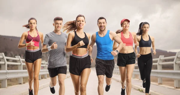 Spor Giyimli Bir Grup Genç Köprüden Koşuyor — Stok fotoğraf