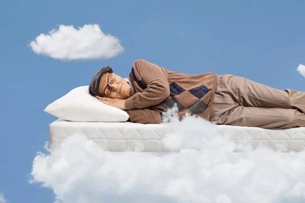 Homem Idoso Dormindo Colchão Flutuando Nas Nuvens — Fotografia de Stock