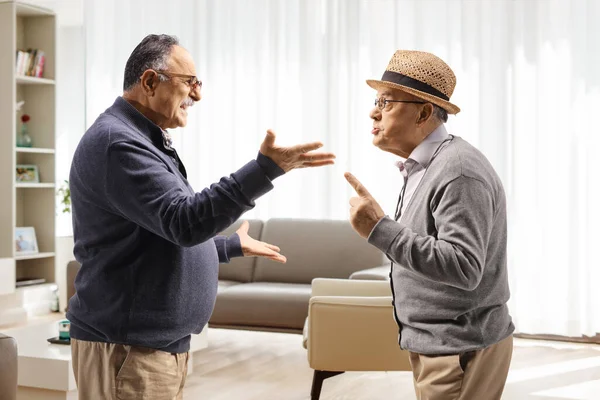 Два Зрелых Мужчины Ссорятся Квартире — стоковое фото