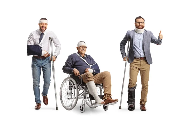Skupina Zraněných Mužů Berlemi Invalidním Vozíkem Izolované Bílém Pozadí — Stock fotografie