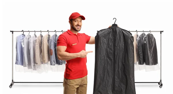 白い背景に隔離された衣類棚の前でカバーとポイントでハンガーに服を保持労働者 — ストック写真