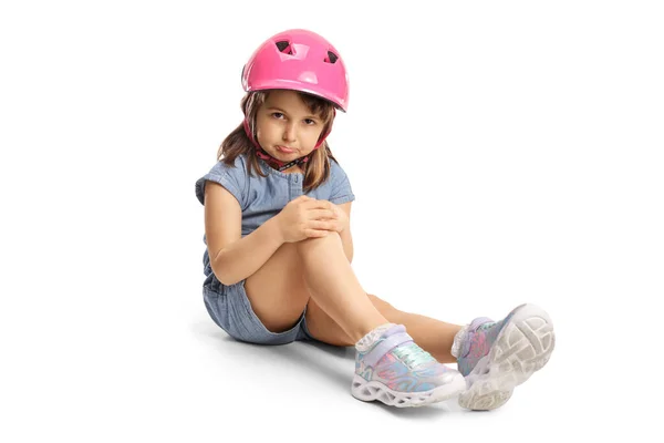 Trauriges Kleines Mädchen Mit Helm Das Auf Dem Boden Sitzt — Stockfoto