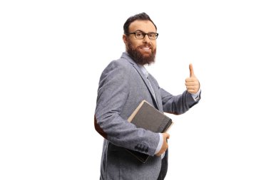 Gözlüklü sakallı adam kitap tutuyor ve beyaz arka planda izole edilmiş el kol hareketi yapıyor.