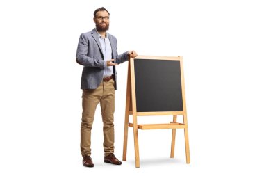 Sakallı bir erkek öğretmenin tam boy portresi. Tahtanın yanında duruyor ve beyaz arka planda izole edilmiş.