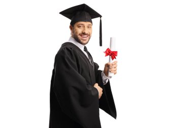 Diploma alıp beyaz arka planda sırıtarak mezun olmuş.
