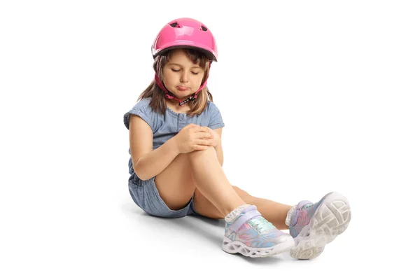 Kleines Mädchen Trägt Einen Helm Hält Ihr Verletztes Knie Und — Stockfoto