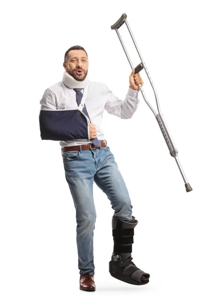 Homem Feliz Com Colar Cervical Bota Ortopédica Recuperando Levantando Muleta — Fotografia de Stock