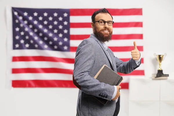 Szakállas Férfi Szemüvegben Könyveivel Hüvelykujjával Usa Zászlaja Előtt — Stock Fotó