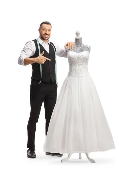 裁缝师站在穿着洋娃娃模特礼服的婚纱旁边 用白色背景指着彼此隔离的人 — 图库照片