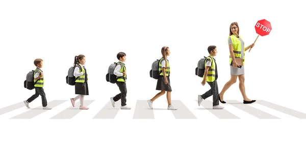 Insegnante Donna Con Scolari Giubbotti Sicurezza Con Segnale Stop Camminando — Foto Stock