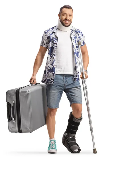 男性旅客で整形外科ブーツと子宮頸部の襟立っている松葉杖と白い背景に隔離されたスーツケースを保持 — ストック写真