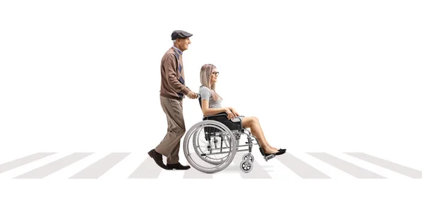 Vollständige Profilaufnahme Eines Älteren Mannes Der Eine Junge Frau Rollstuhl — Stockfoto