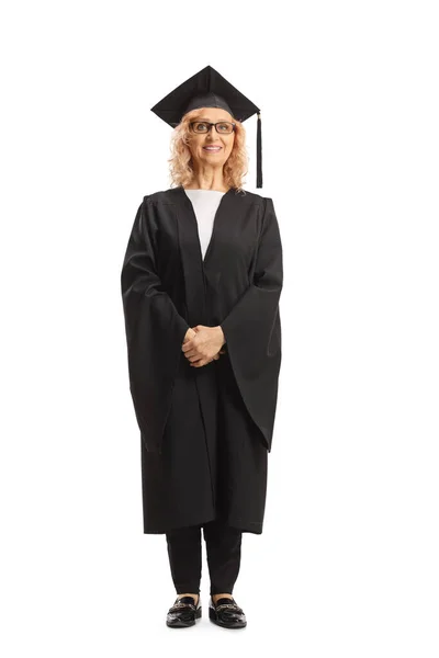 白い背景に隔離された卒業のガウンの女性教師の完全な長さの肖像画 — ストック写真