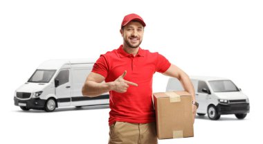 Teslimatçı çocuk, beyaz arka planda izole edilmiş traktör kamyonlarının önündeki bir kutuyu işaret ediyor.