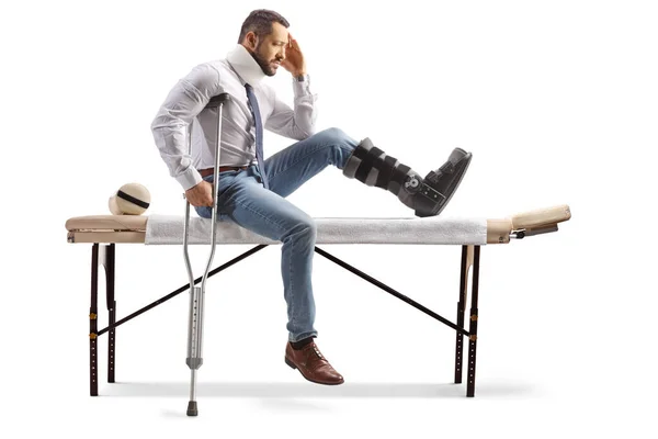 Homem Ferido Com Uma Bota Ortopédica Colar Cervical Sentado Uma — Fotografia de Stock