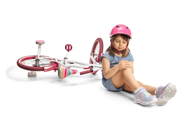 Menina Triste Com Uma Bicicleta Segurando Seu Joelho Ferido Sentado — Fotografia de Stock