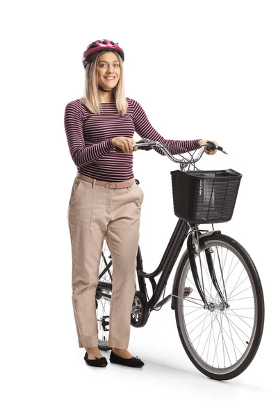 Junge Frau Mit Helm Steht Mit Fahrrad Auf Weißem Hintergrund — Stockfoto