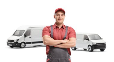 Beyaz arkaplanda izole edilmiş nakliye araçlarının önünde Mover pozu