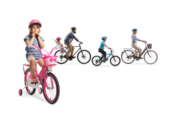 Сімейні Велосипеди Маленька Дівчинка Велосипедом Надягає Шолом Ізольовані Білому Тлі — стокове фото