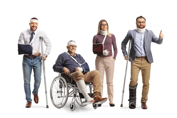 Skupina Zraněných Osob Berlemi Invalidním Vozíkem Izolované Bílém Pozadí — Stock fotografie