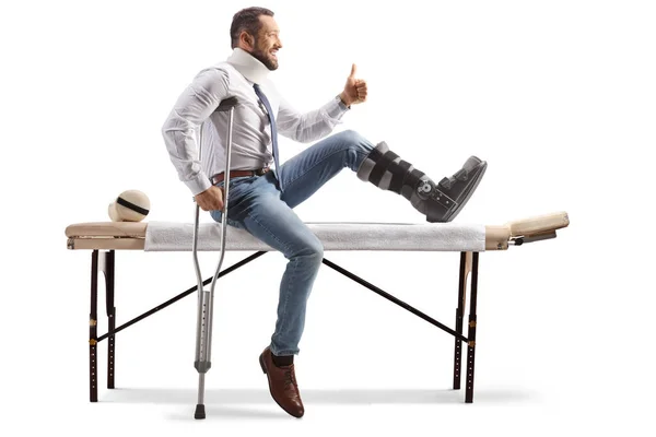 Homem Ferido Com Uma Bota Ortopédica Pescoço Colarinho Sentado Uma — Fotografia de Stock