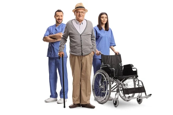 Homme Âgé Travailleurs Médicaux Uniformes Bleus Debout Avec Fauteuil Roulant — Photo