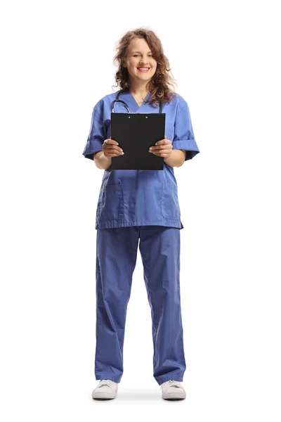Enfermeira Uniforme Azul Segurando Uma Prancheta Sorrindo Isolada Fundo Branco — Fotografia de Stock