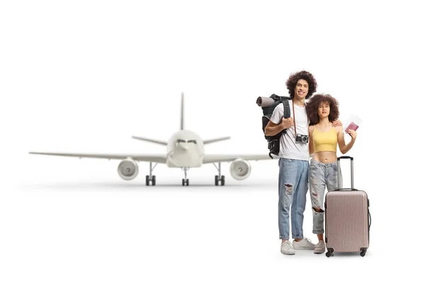 가방을 남녀가 배경에 외따로 떨어져 비행기 앞에서 여권을 — 스톡 사진