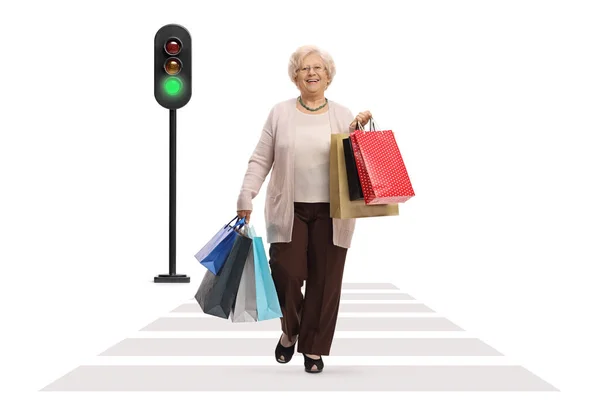 배경에 떨어진 보행자 도로를 쇼핑백을 여자의 — 스톡 사진
