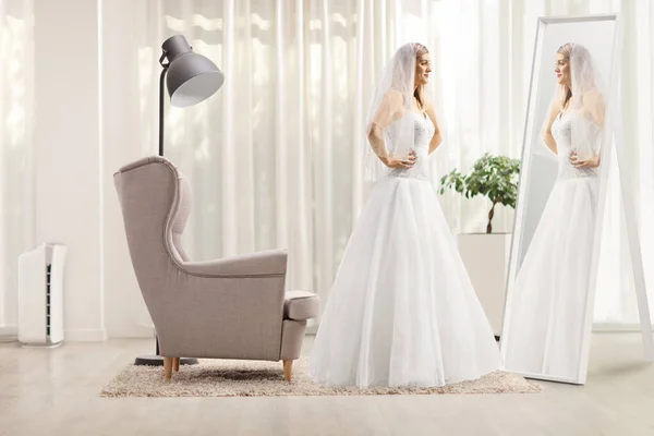 Volledige Profielfoto Van Een Bruid Die Thuis Voor Een Spiegel — Stockfoto