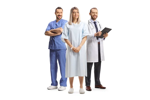 Patientin Krankenhauskittel Vor Ärzten Isoliert Auf Weißem Hintergrund — Stockfoto