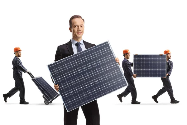 Empresario Sosteniendo Panel Fotovoltaico Trabajadores Llevando Paneles Parte Posterior Aislados —  Fotos de Stock