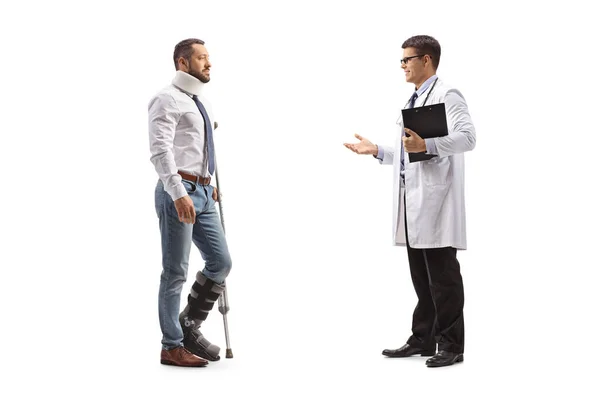 Médico Falando Com Homem Machucado Com Uma Bota Ortopédica Colar — Fotografia de Stock