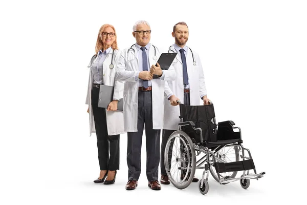 Ärzteteam Steht Mit Rollstuhl Isoliert Auf Weißem Hintergrund — Stockfoto