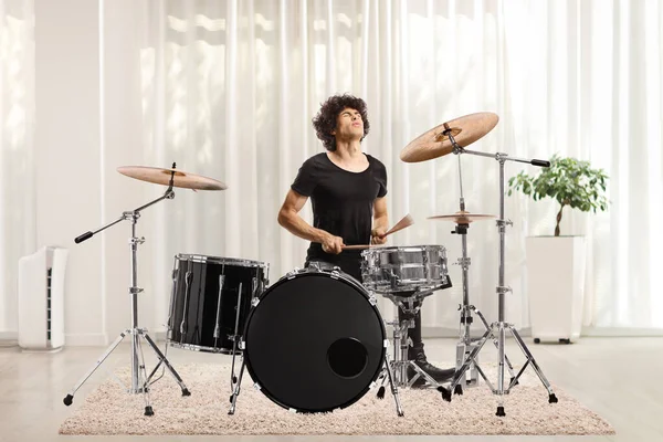 Muž Performer Hraje Bubny Izolované Bílém Pozadí — Stock fotografie