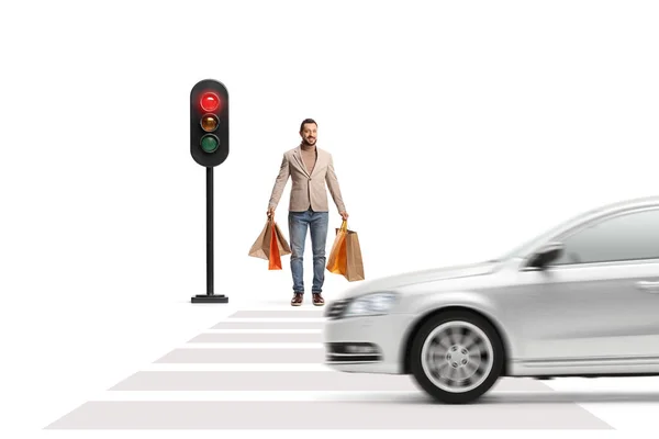 Man Met Boodschappentassen Wachtend Bij Rood Verkeerslicht Geïsoleerd Witte Achtergrond — Stockfoto