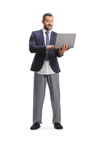Retrato Comprimento Total Empresário Terno Pijama Fundo Usando Computador Portátil — Fotografia de Stock