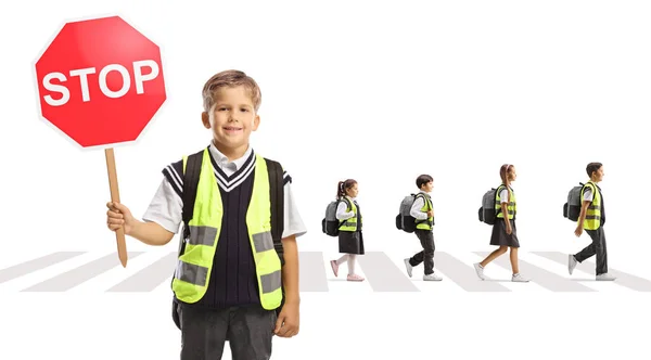 표시가 조끼를 과하얀 배경에 고립된 보행자 교차로를 건너는 아이들 — 스톡 사진