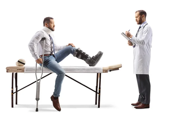 Homme Avec Une Botte Orthopédique Col Assis Sur Une Table — Photo