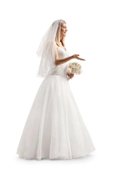 新娘头像全长 头戴面纱 手持新娘花束 手与白色背景隔离 摆姿势 — 图库照片