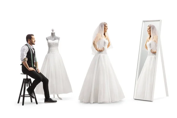 Noiva Experimentando Vestido Oficina Alfaiates Olhando Para Espelho Isolado Fundo — Fotografia de Stock