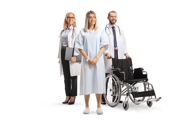 Patientin Krankenhauskleid Posiert Mit Arzt Und Ärztin Isoliert Auf Weißem — Stockfoto