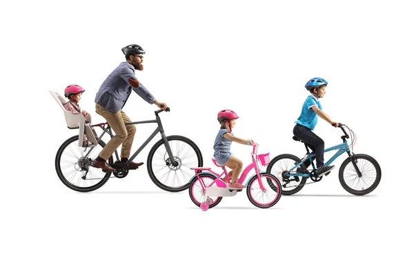 白い背景に隔離された自転車に乗っている3人の子供を持つ父 — ストック写真