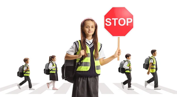 Iskoláslány Egy Fényvisszaverő Mellényt Tartó Stop Tábla Gyerekek Átkelés Utcán — Stock Fotó