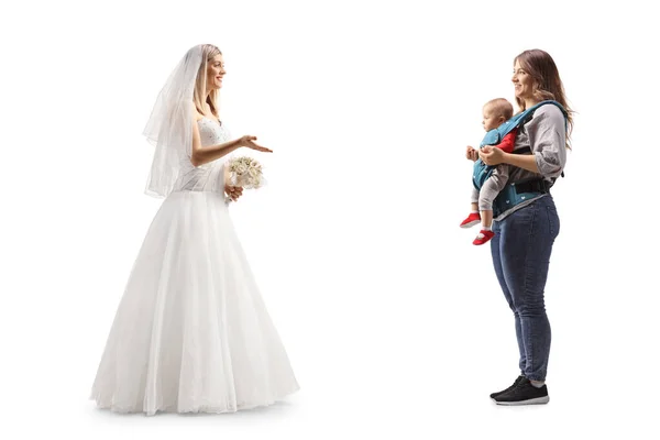 白い背景に隔離された赤ん坊を持つ母親と話す花嫁の完全な長さのプロフィールショット — ストック写真