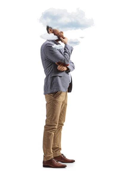 Mann Von Wolken Umgeben Denkt Und Hält Sein Kinn Isoliert — Stockfoto