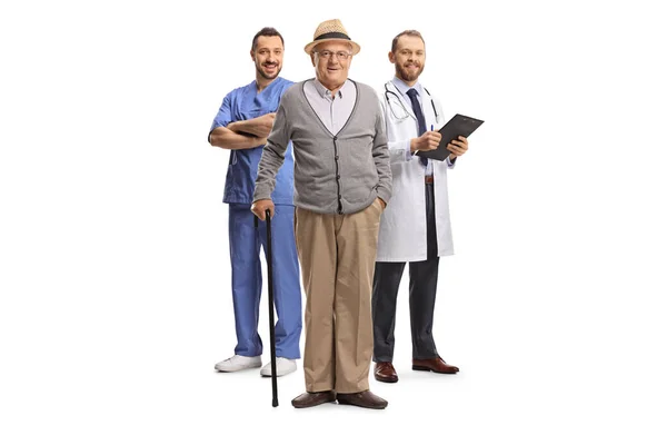 老年男性患者 手持手杖 站在医生面前 与白人隔离 — 图库照片