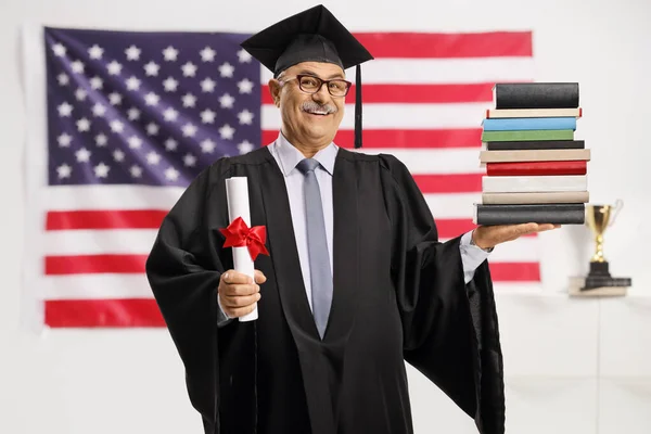 Volwassen Man Een Afgestudeerde Jurk Met Een Diploma Een Stapel — Stockfoto